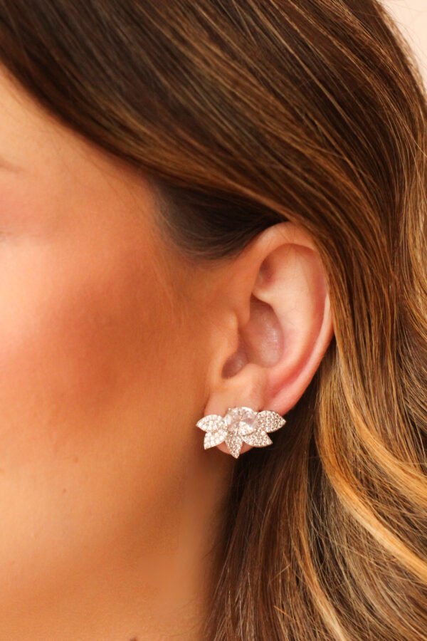 Brinco Ear Cuff Meia Flor Cravejado