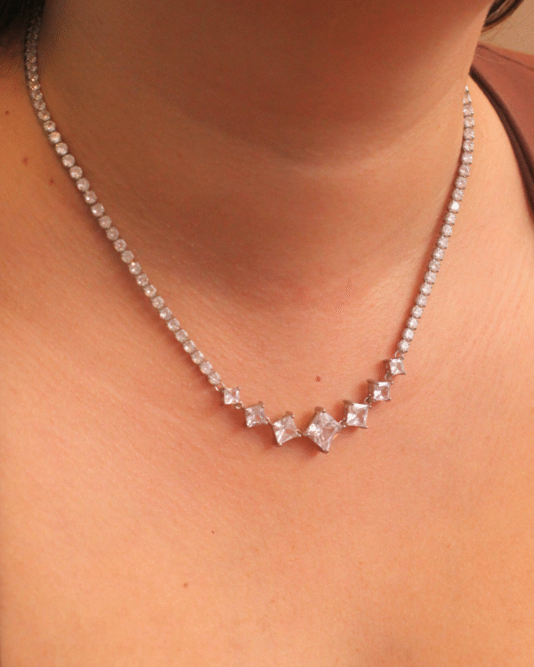 Colar Riviera com Detalhes