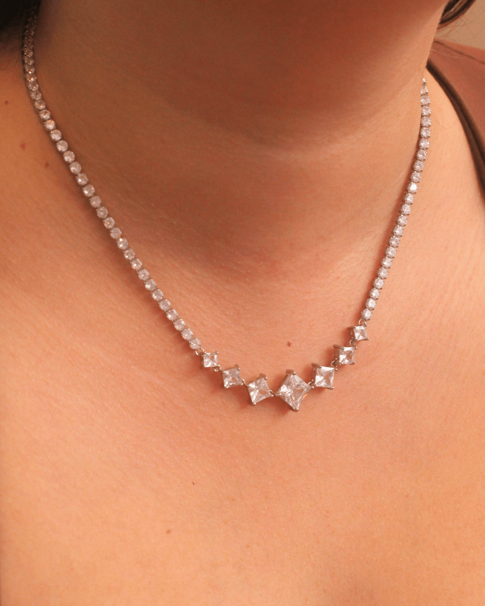 Colar Riviera com Detalhes